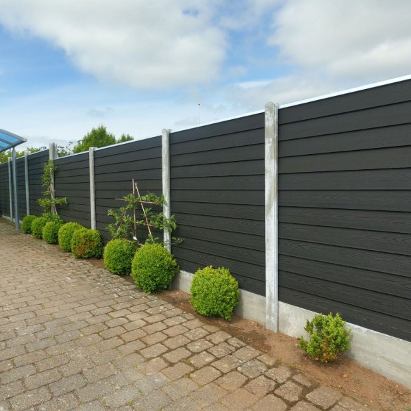 Korfu dobbeltklink komposithegn med betonstolper og bundplade - Platinklasse