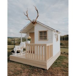 Maja legehus i tr med veranda  et lyst og hyggeligt sted til leg og fantasi - Slvklasse