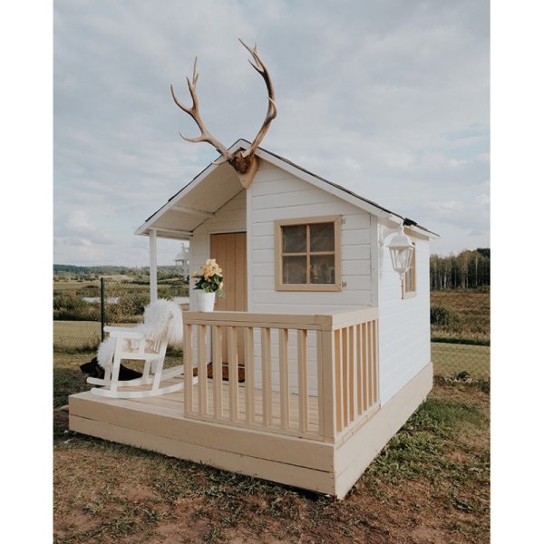 Maja legehus i tr med veranda  et lyst og hyggeligt sted til leg og fantasi - Slvklasse