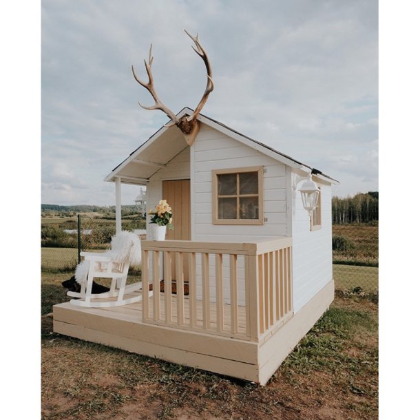 Maja legehus i tr med veranda  et hyggeligt fristed til leg og kreativitet