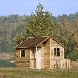 Maja legehus i tr med veranda  et hyggeligt fristed til leg og kreativitet