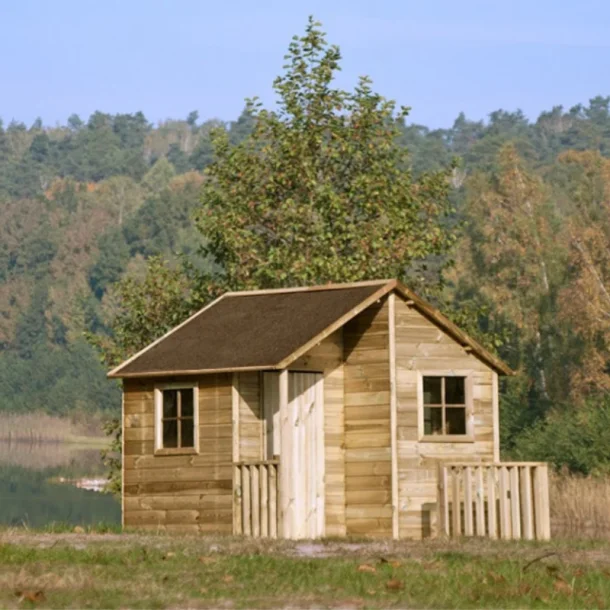 Maja legehus i tr med veranda  et hyggeligt fristed til leg og kreativitet