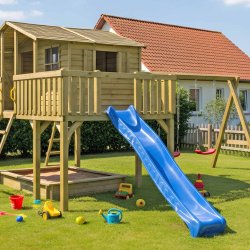 S�lvklasse: Matteo legehus i tr� p� stolper + gyngestativ