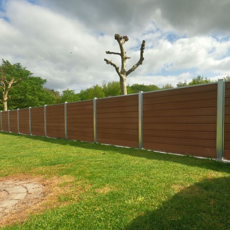 Nice komposithegn med galvaniserede stlstolper - Guldklasse