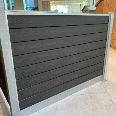 Nice komposithegn med galvaniserede stålstolper og stålbundplade (hegnsmodel)