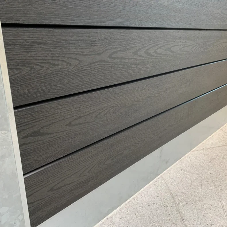 Nice komposithegn med stlbundplade og galvaniserede stlstolper - Guldklasse