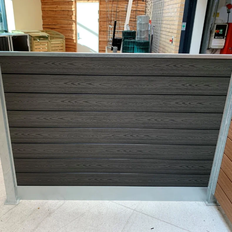 Nice komposithegn med stlbundplade og galvaniserede stlstolper - Guldklasse