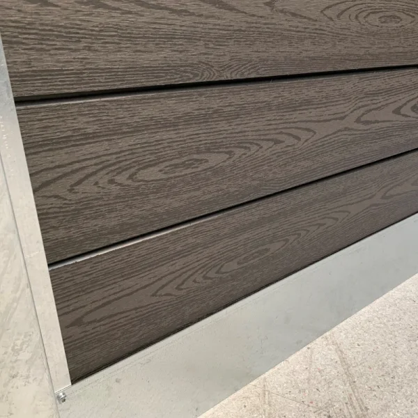 Guldklasse: Nice komposithegn med stlbundplade, galvaniserede stlstolper og tilbehr