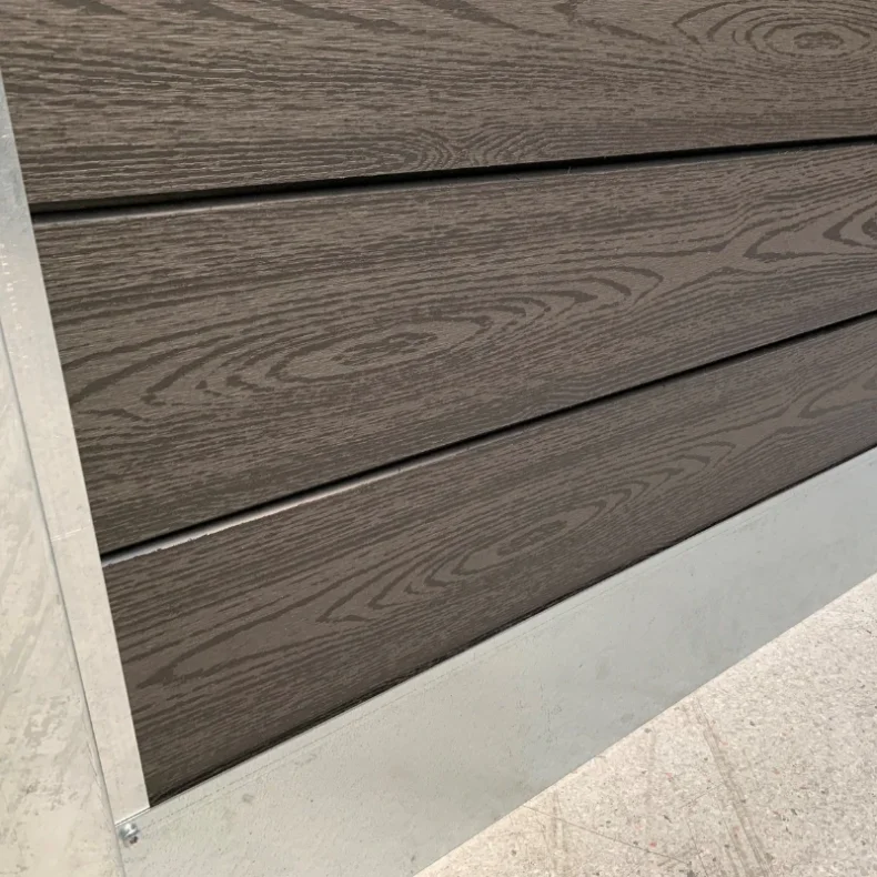 Nice komposithegn med stlbundplade og galvaniserede stlstolper - Guldklasse