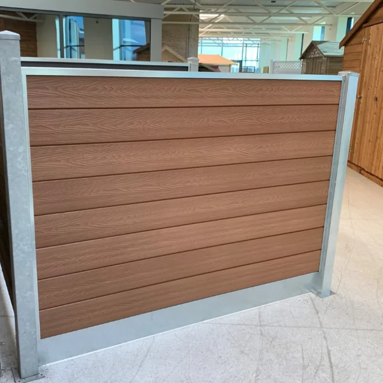 Nice komposithegn med stlbundplade og galvaniserede stlstolper - Guldklasse