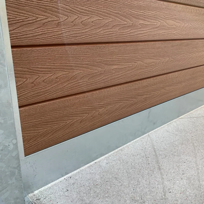 Nice komposithegn med stlbundplade og galvaniserede stlstolper - Guldklasse