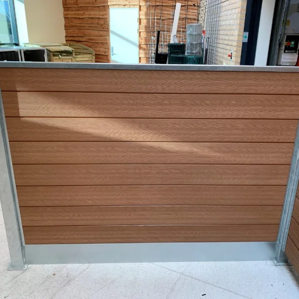 Guldklasse: Nice komposithegn med stlbundplade, galvaniserede stlstolper og tilbehr