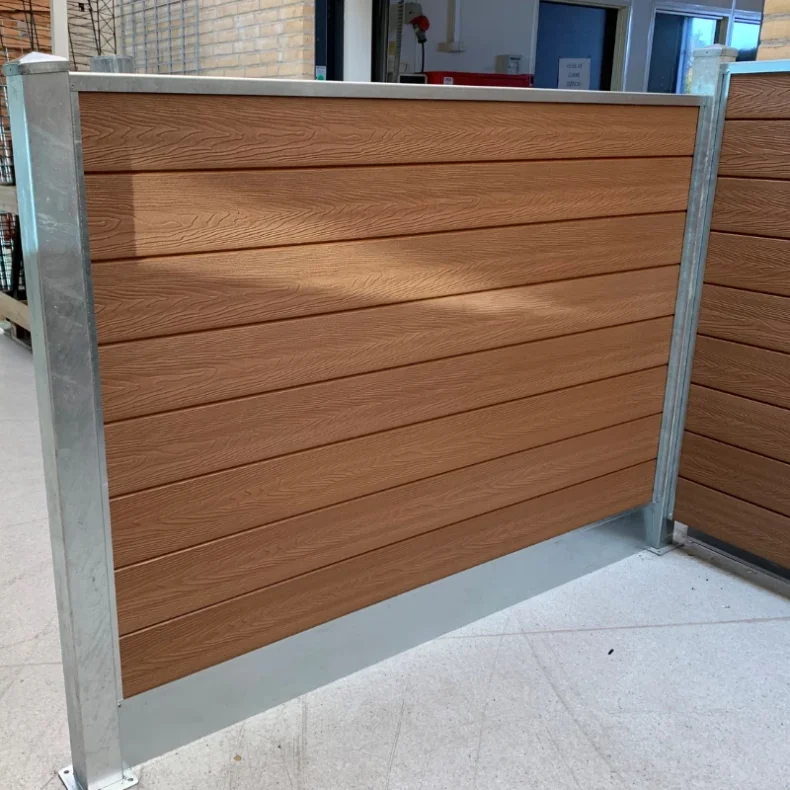 Nice komposithegn med stlbundplade og galvaniserede stlstolper - Guldklasse