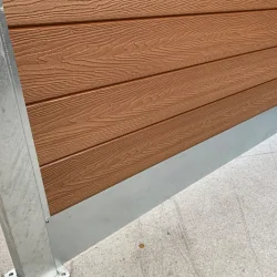 Guldklasse: Nice komposithegn med stlbundplade, galvaniserede stlstolper og tilbehr