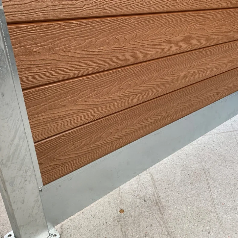 Nice komposithegn med stlbundplade og galvaniserede stlstolper - Guldklasse