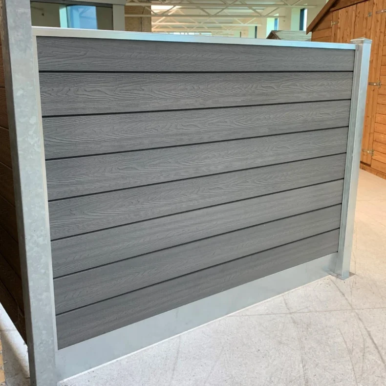 Nice komposithegn med stlbundplade og galvaniserede stlstolper - Guldklasse