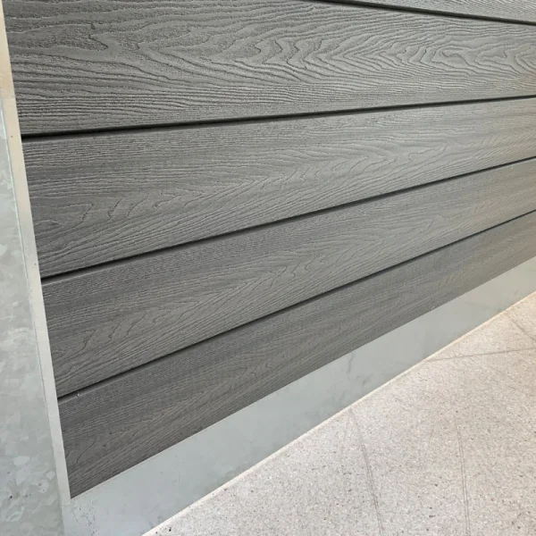 Guldklasse: Nice komposithegn med stlbundplade, galvaniserede stlstolper og tilbehr