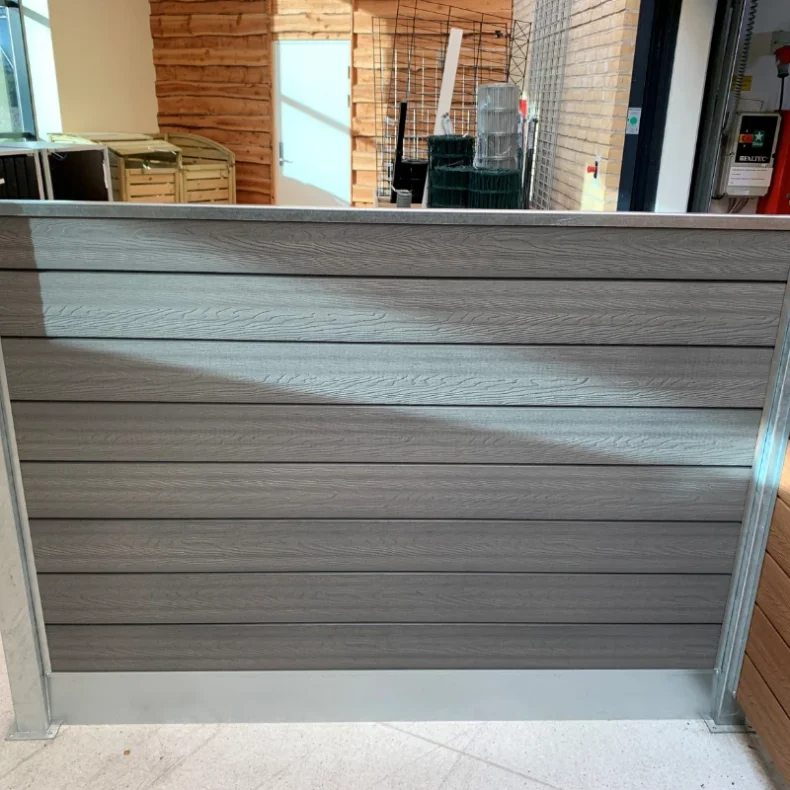 Nice komposithegn med stlbundplade og galvaniserede stlstolper - Guldklasse