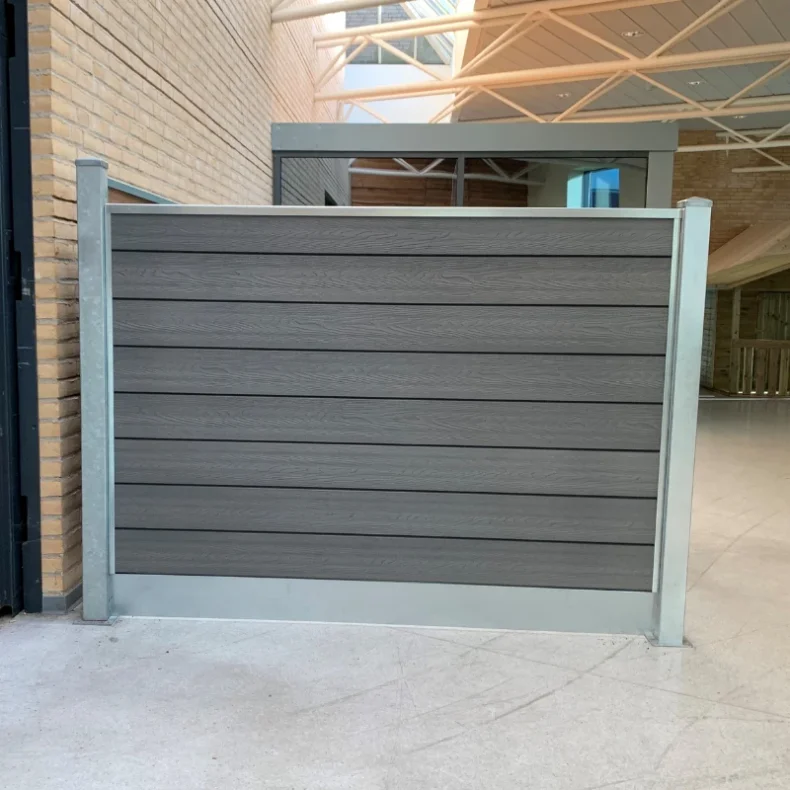 Nice komposithegn med stlbundplade og galvaniserede stlstolper - Guldklasse