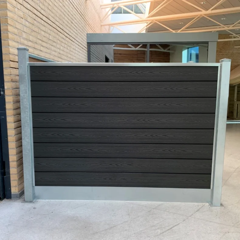 Nice komposithegn med stlbundplade og galvaniserede stlstolper - Guldklasse