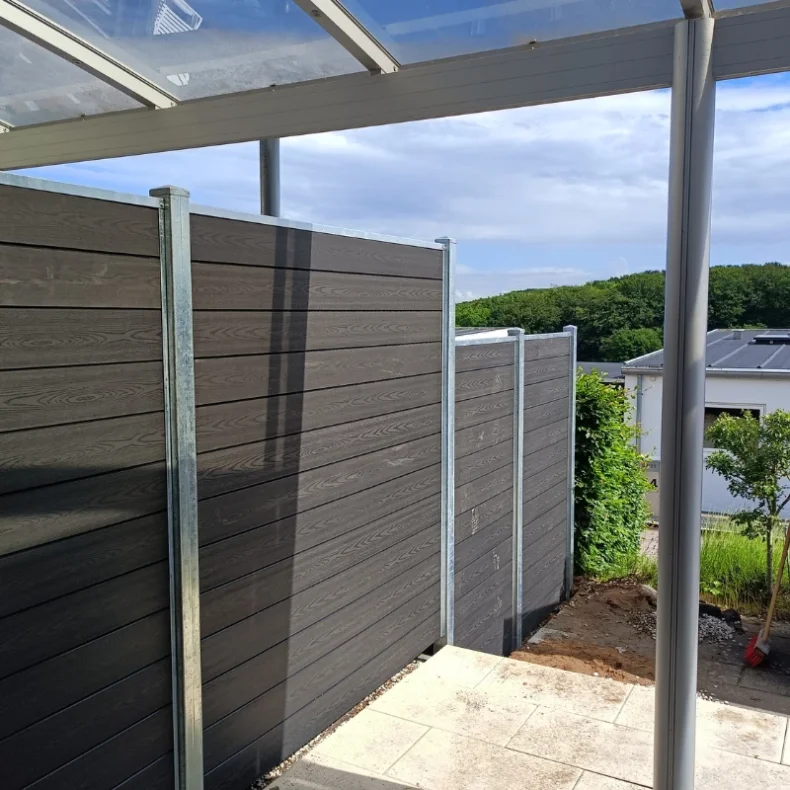 Nice komposithegn med galvaniserede stlstolper - Guldklasse