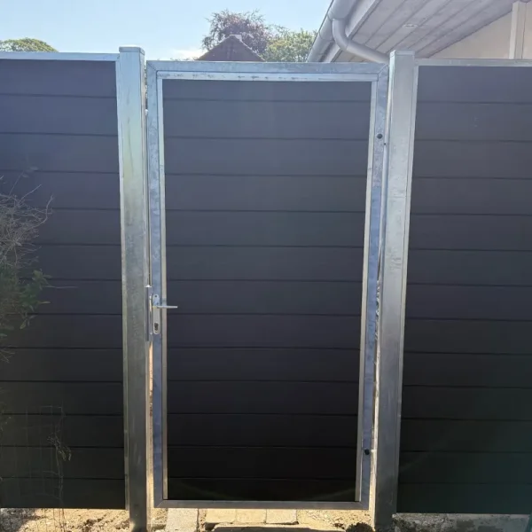 Nice enkeltlge i komposit inkl. stolper 97cm i bredden x den valgte hjde