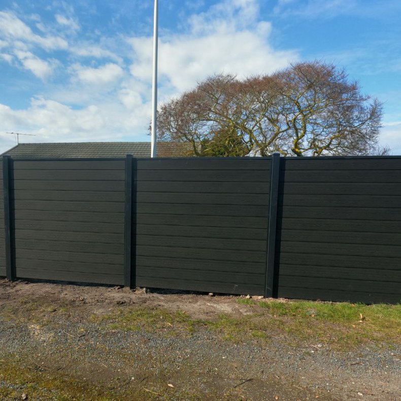 Nice komposithegn med pulverlakeret stlstolper - Guldklasse