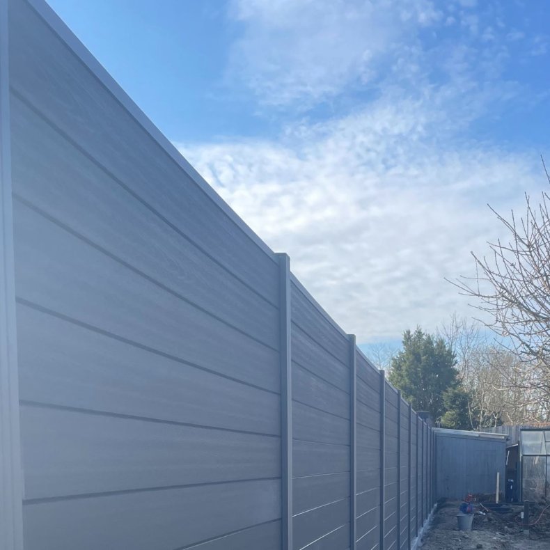 Nice komposithegn med alu stolper i antracit - Guldklasse