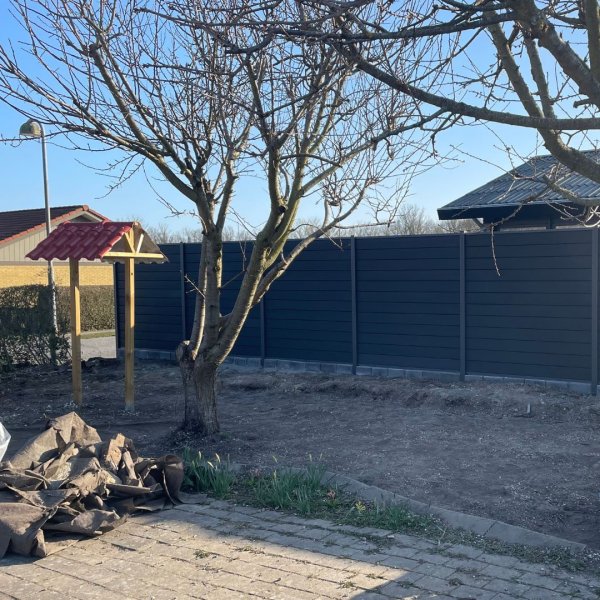 Nice komposithegn med aluminiumsstolper i antracit - Guldklasse