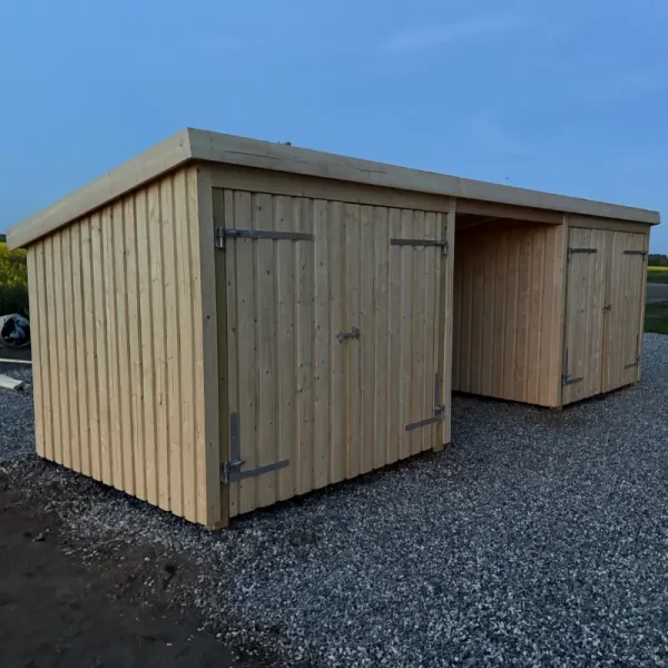 Guldklasse: Nordic Multihus 3-moduler med 2 dobbeltdre og ben front i ubehandlet tr p 14m2