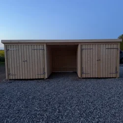 Guldklasse: Nordic Multihus 3-moduler med 2 dobbeltdre og ben front i ubehandlet tr p 14m2