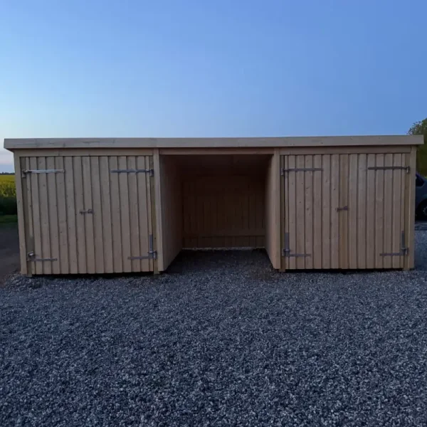 Guldklasse: Nordic Multihus 3-moduler med 2 dobbeltdre og ben front i ubehandlet tr p 14m2