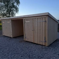 Guldklasse: Nordic Multihus 3-moduler med 2 dobbeltdre og ben front i ubehandlet tr p 14m2