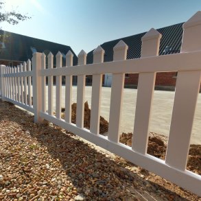 PVC Skagen hegn bue nedad med brede stave i 180x120cm (BxH)