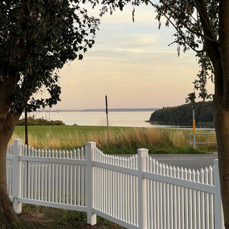 PVC Skagen hegn med bue nedad og smalle stave i 180x120cm