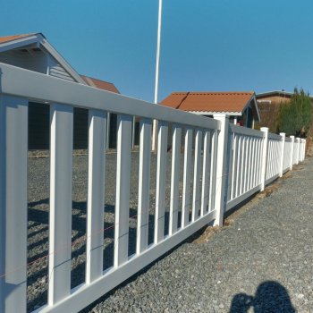 Guldklasse: Tremmehegn med brede stave inkl. pvc stolper og tilbehr