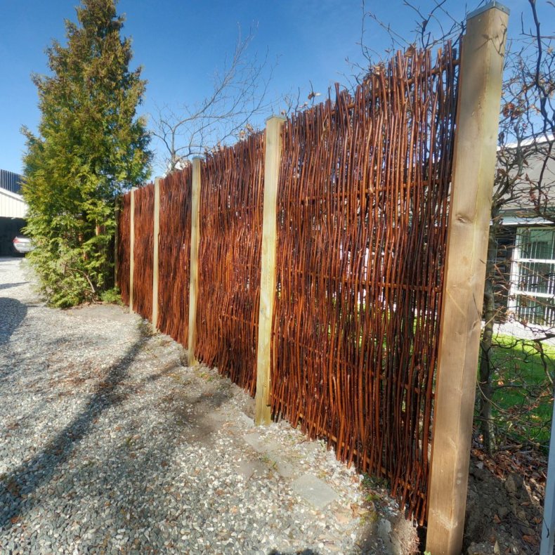 Pileflethegn med kraftig trstolper af model Vojens - Guldklasse