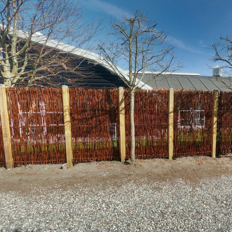 Pileflethegn med kraftig trstolper af model Vojens - Guldklasse