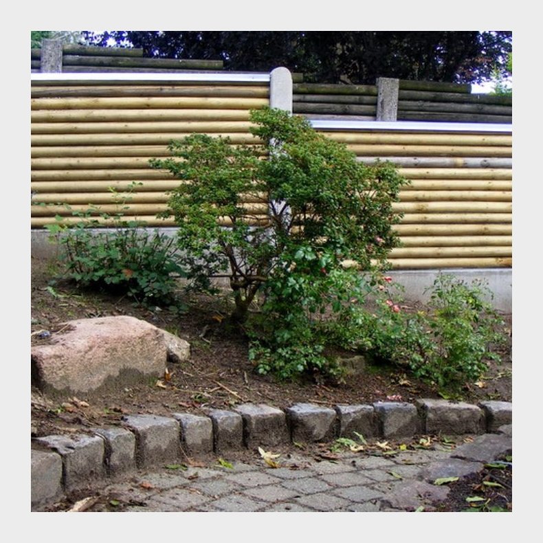 Vandret raftehegn med betonstolper og betonbundplade - Guldklasse