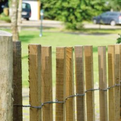 Rustikt rullehegn i robinietr model "Rorup" 500x90cm (BxH)