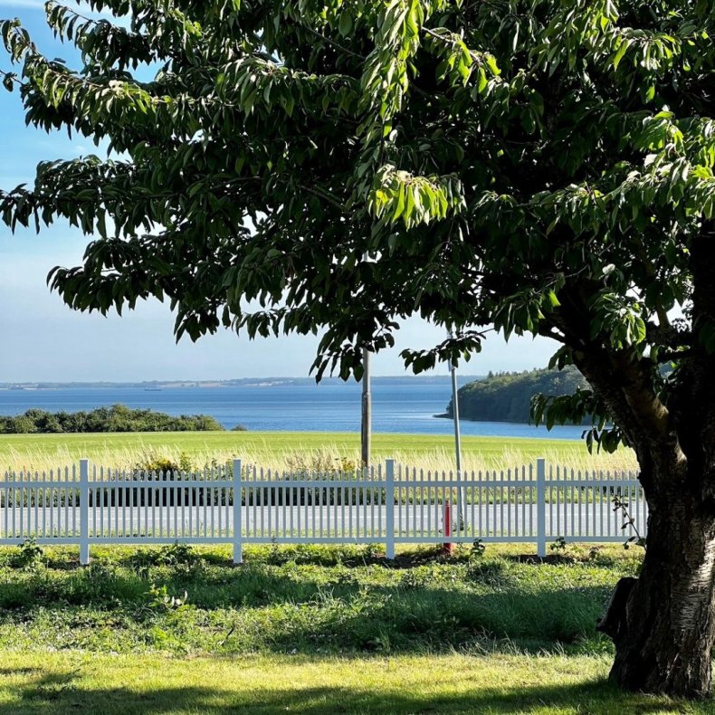 Skagen hegn bue nedad med smalle og pvc stolper - Guldklasse