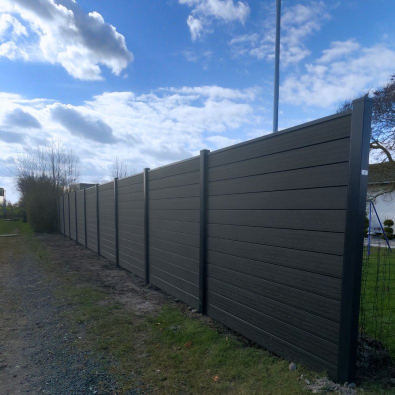 Nice komposithegn med pulverlakeret stlstolper - Guldklasse