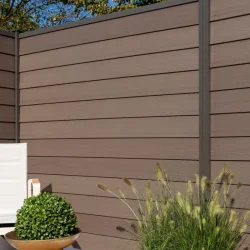 Stockholm komposithegn med aluminiumsstolper i antracit