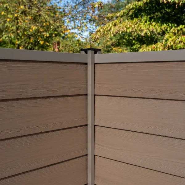 Stockholm komposithegn med aluminiumsstolper i antracit