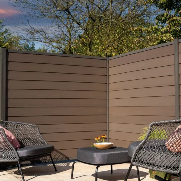 Stockholm komposithegn med aluminiumsstolper i antracit