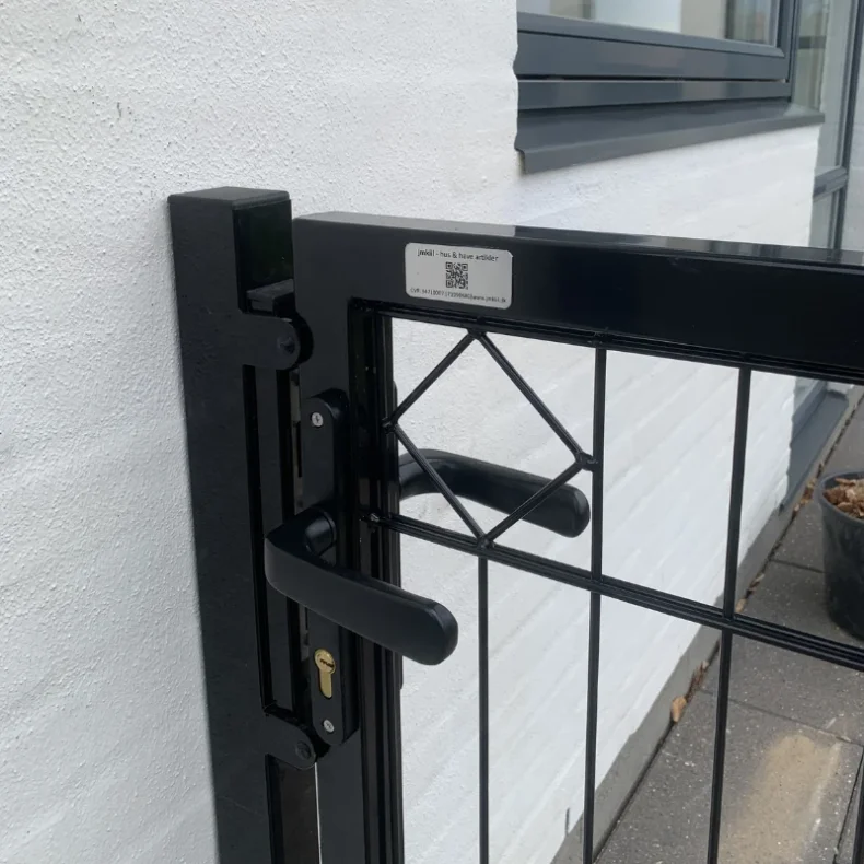 Lge til panelhegn i sort med &loz; dekoration 100x95cm - model Tisvilde