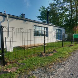 Panelhegn Tisvilde med &loz;-dekoration inkl. metalstolper og tilbehr - Slvklasse