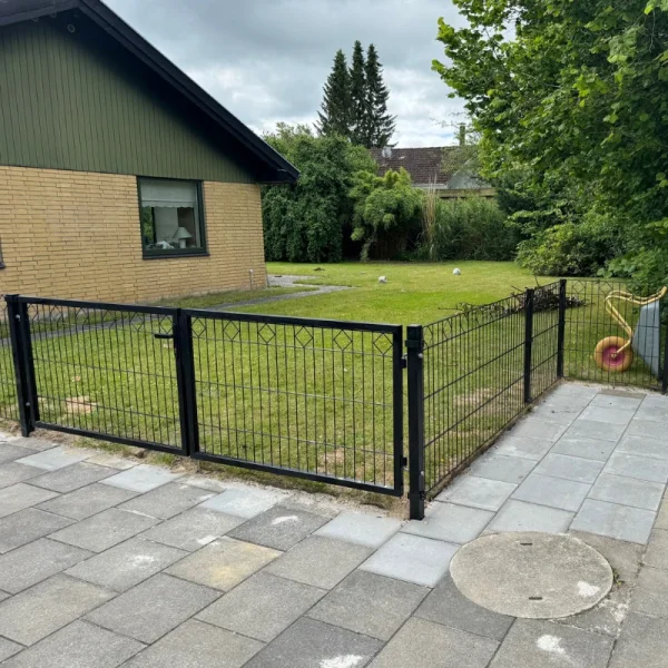 Panelhegn Tisvilde med &loz;-dekoration inkl. metalstolper og tilbehr - Slvklasse