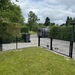 Panelhegn Tisvilde med &loz;-dekoration inkl. metalstolper og tilbehr - Slvklasse