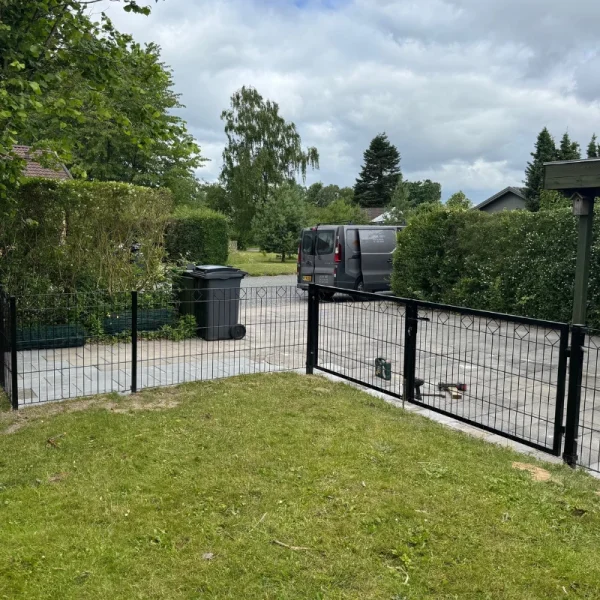 Panelhegn Tisvilde med &loz;-dekoration inkl. metalstolper og tilbehr - Slvklasse